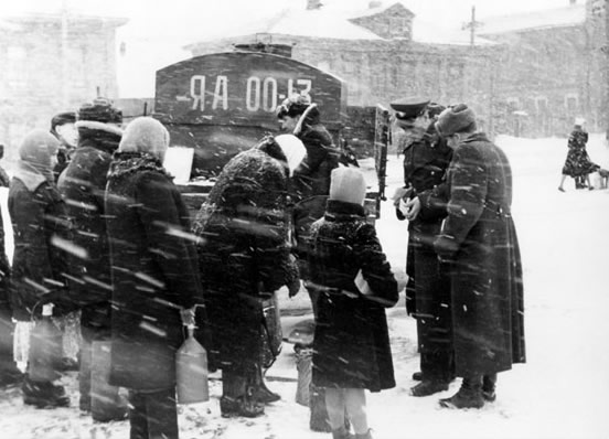 Забор проб керосина из розничной торговли (фото 1956 г.)