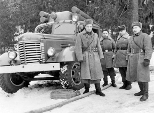 Б.В.Мегорский и К.П. Смирнов на пожаре в пос. Сиверский (фото 1953 г.) Б.В.Мегорский и К.П. Смирнов на пожаре в пос. Сиверский (фото 1953 г.)